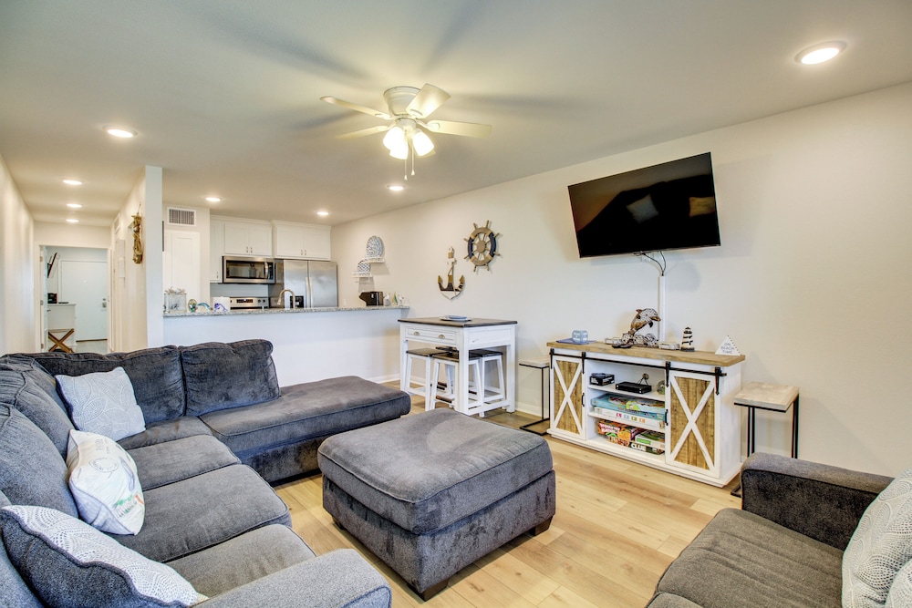 Steps to Sand: Breezy Port Aransas Condo!