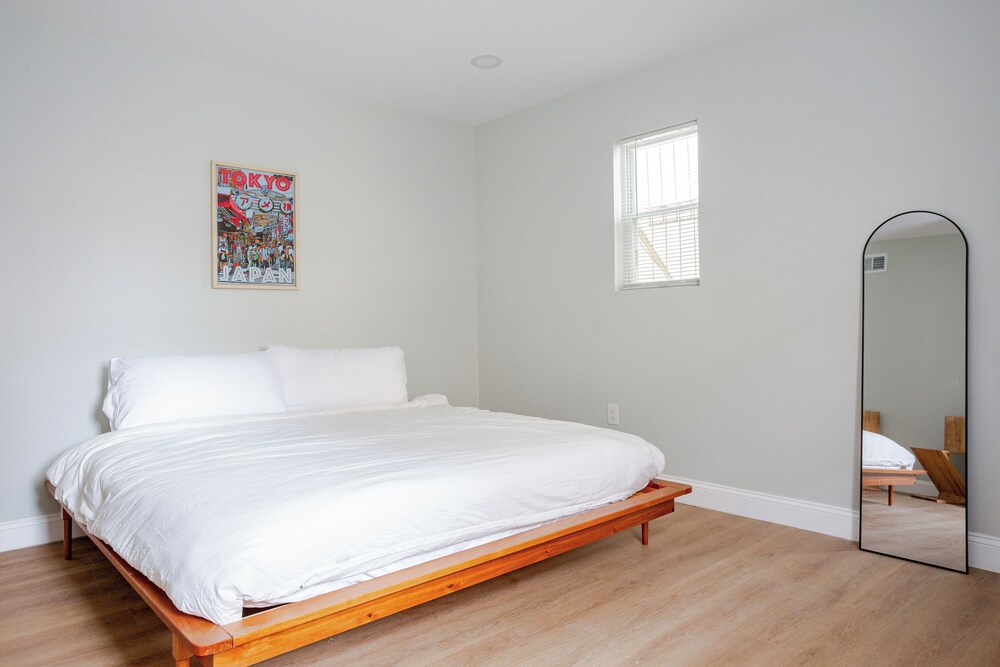 Stylish Minimalist Stay in City Center