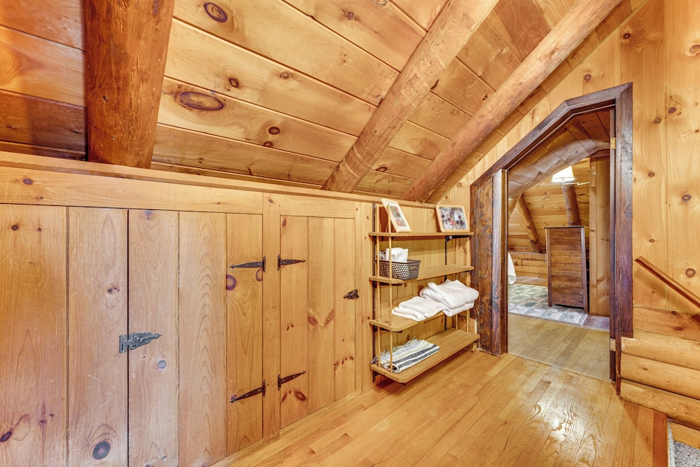 2 Mi to Lake Willoughby: Peaceful Log Cabin!