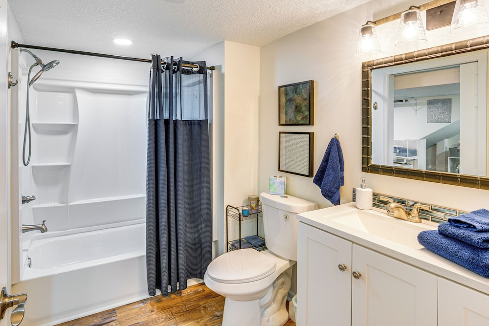 6 Mi to Cpkc Stadium: Convenient Kansas City Apt