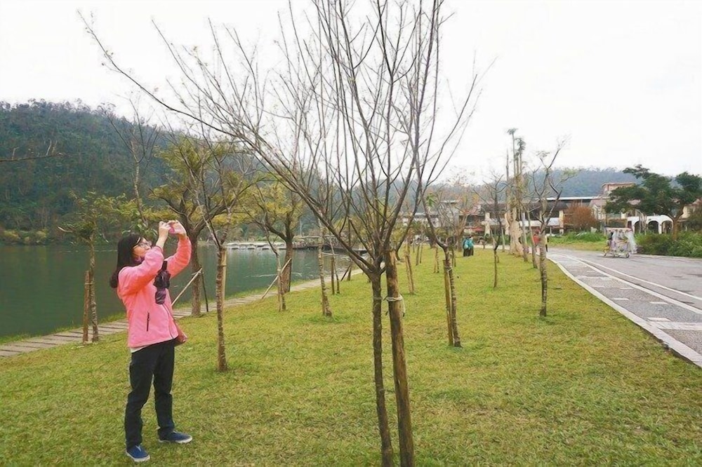 DeerStar Meihua Lake B&B view 2