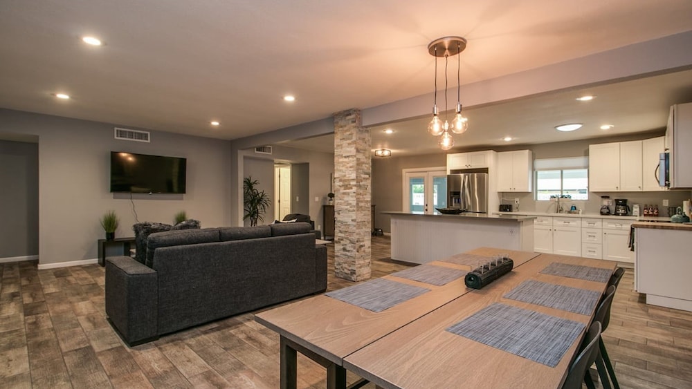 Modern Chic Old Town Scottsdale Home W/pool & Gym!
