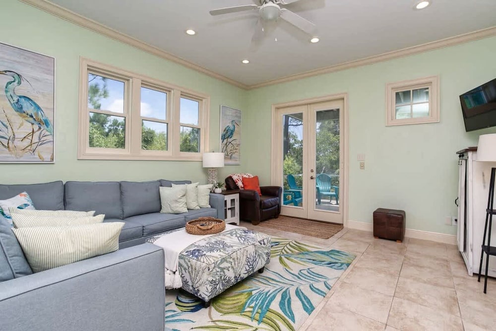 Gulf Shores Escape Walk to Waves Pool Golf Views