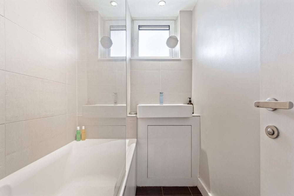 Lovely 2 Bed Apartment w Balcony nr River Thames