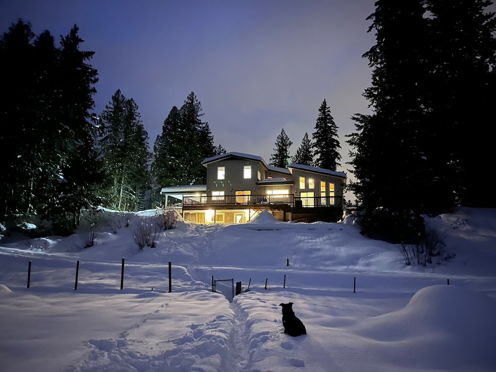 Revelstoke Lakehouse by Revelstoke Vacations