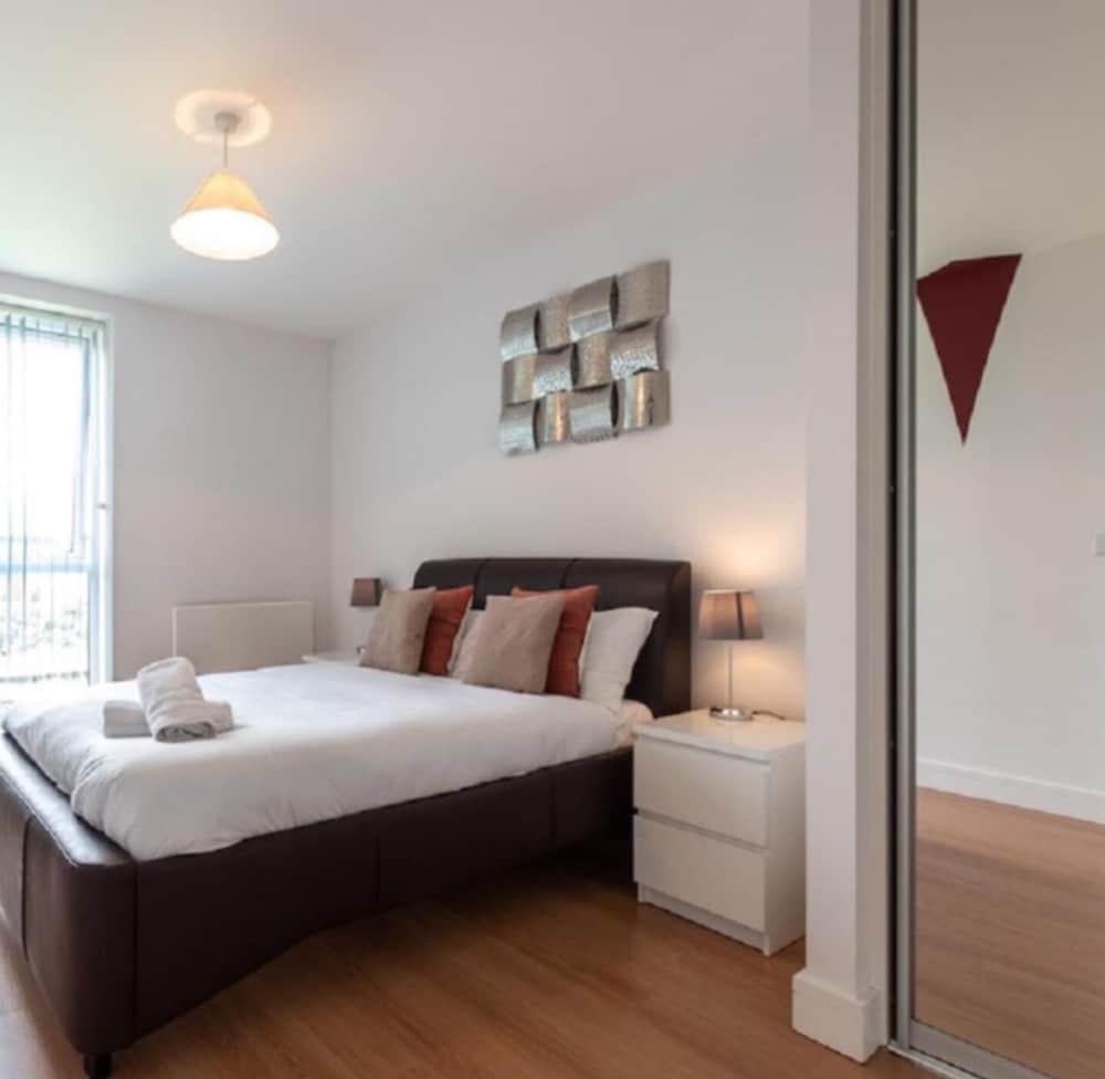 Impeccable 2-bed Apartment in Reading view 4