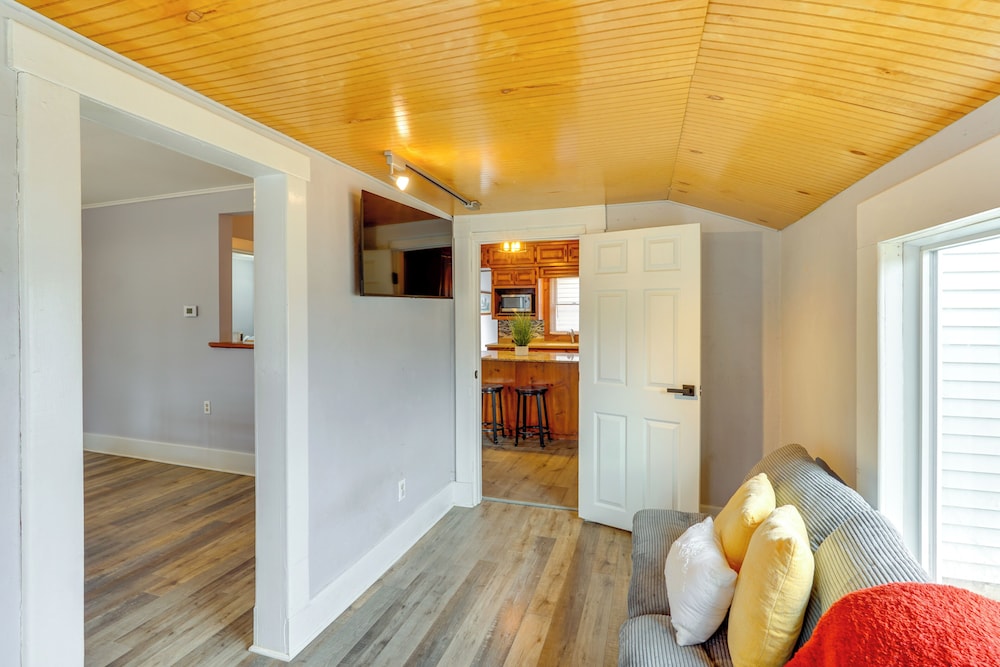 100-year-old Farmhouse in Fulton: 6 Mi to Town!