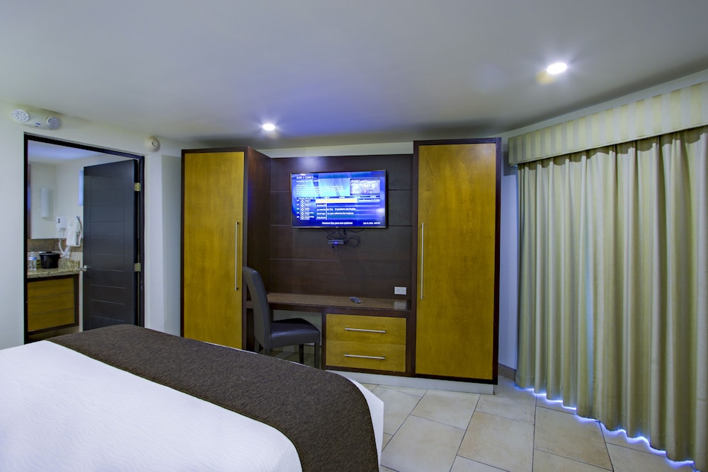 Ensenada Vacations - Hotel La Pinta - Property Image 3