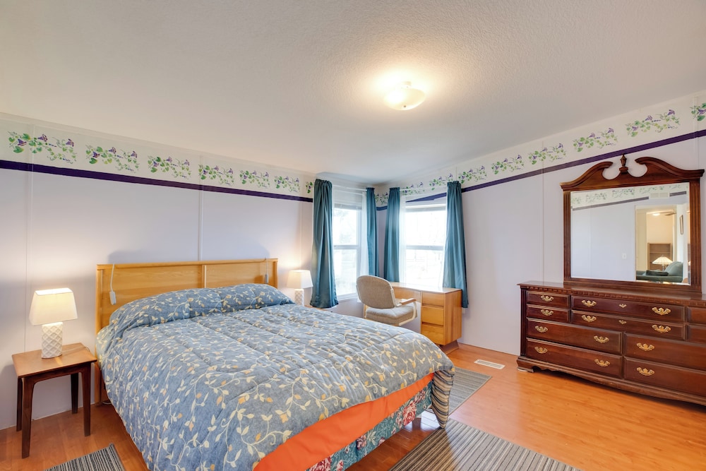 Hot Tub & Screened Patio: Getaway in Montrose!
