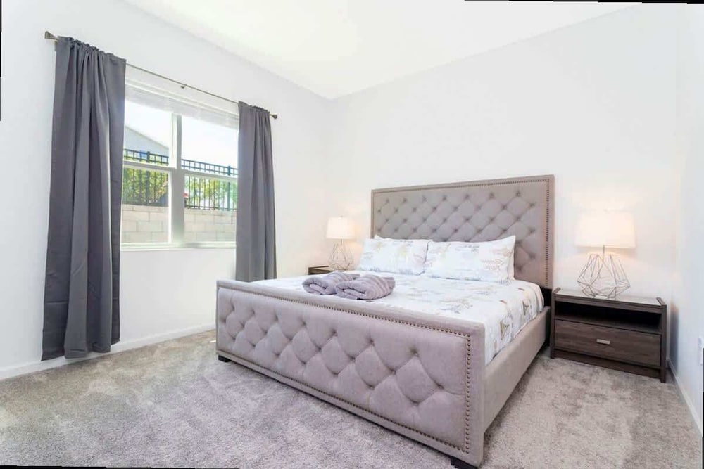 Modern 2Bd Townhome Minutes to Disney w Waterpark