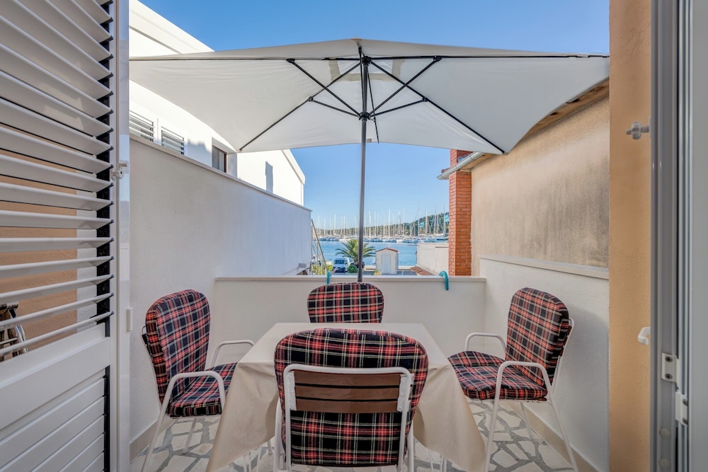 Seafront apartments Marija with terrace and mooring