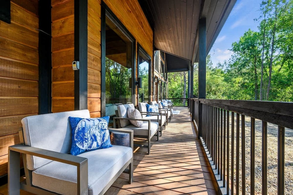 Luxurious Bright Modern Broken Bow Dream Retreat