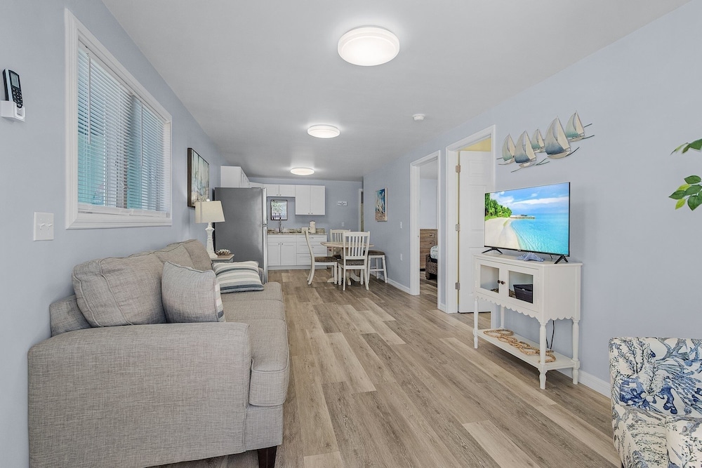 815 Third Street Escape: 2bd Cottage, Close To Restaurants! 2 Bedroom Home