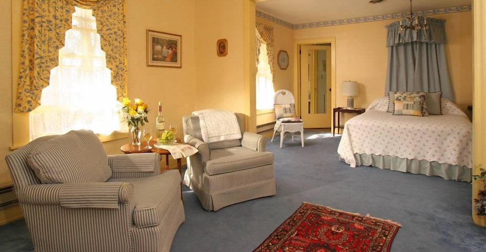 Crestmont Inn