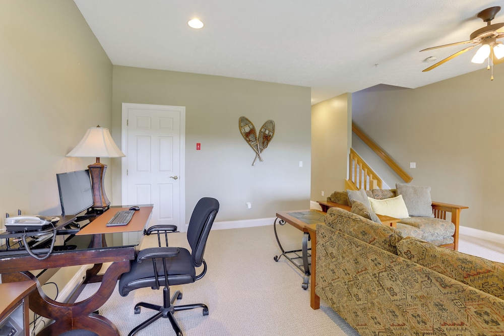 < Half-mi to Lake: Townhome w/ Hot Tub in Mchenry!
