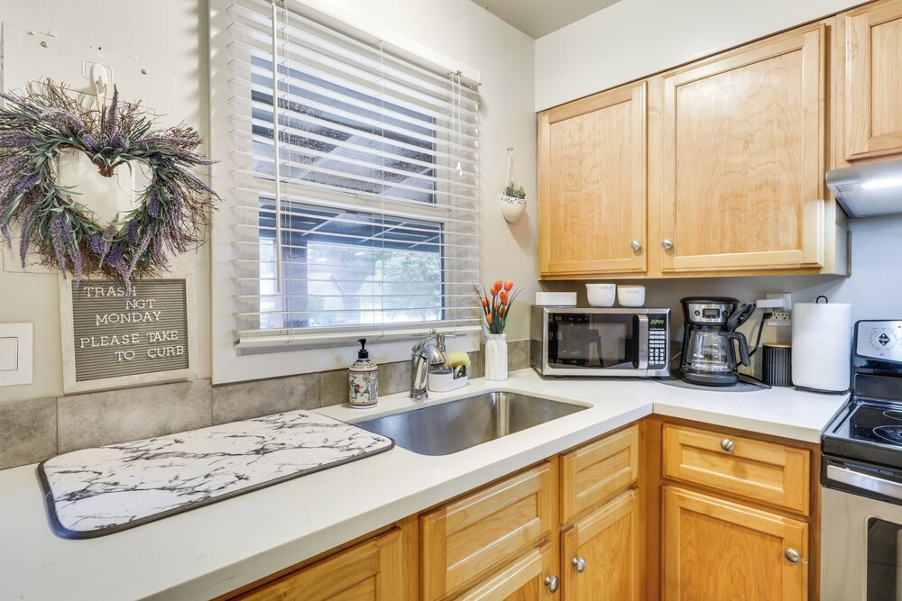 5 Mi to Oregon Zoo: Apartment w/ Private Yard