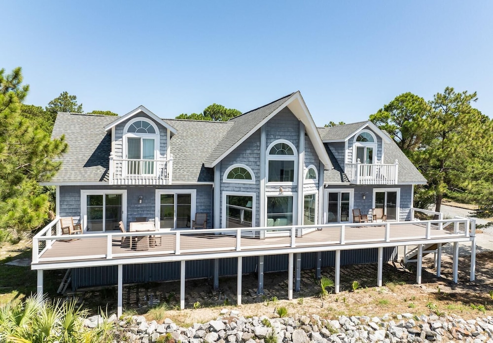 Spectacular Open Floor Plan With Elegance 5-bed, 4-bath Haven on Fripp Island
