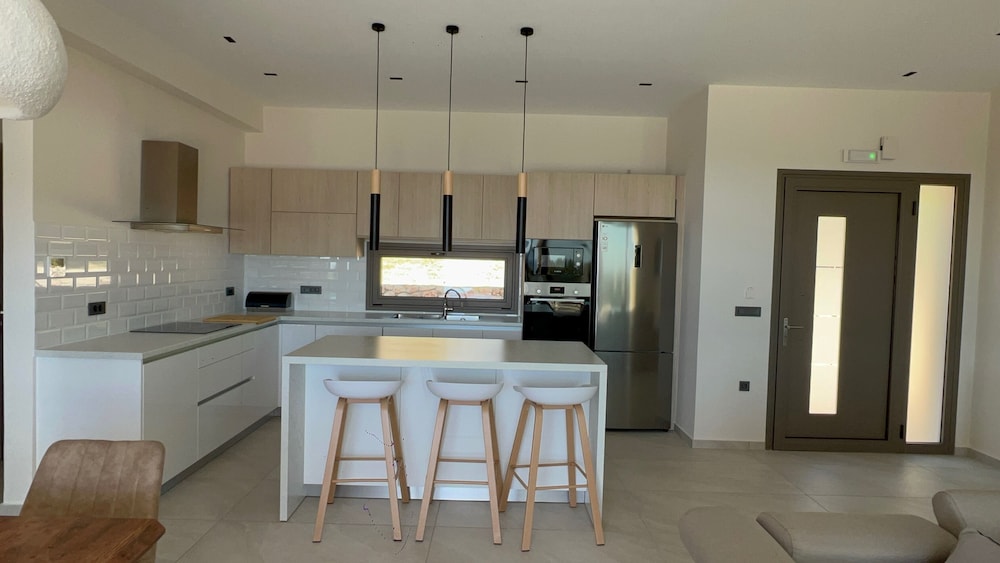 Luxurious Villa Retreat in Lourdata