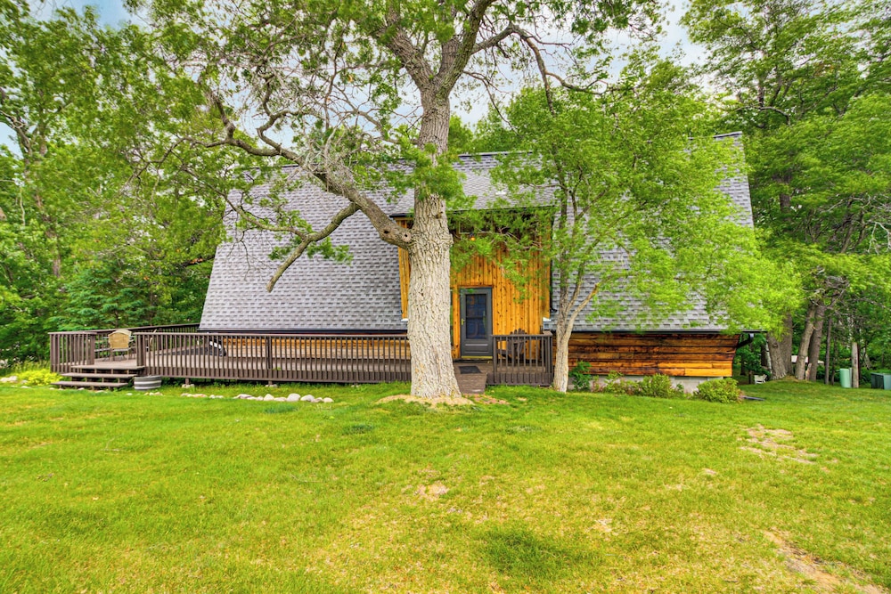 Canal Across Street: Family Cabin in Breezy Point!