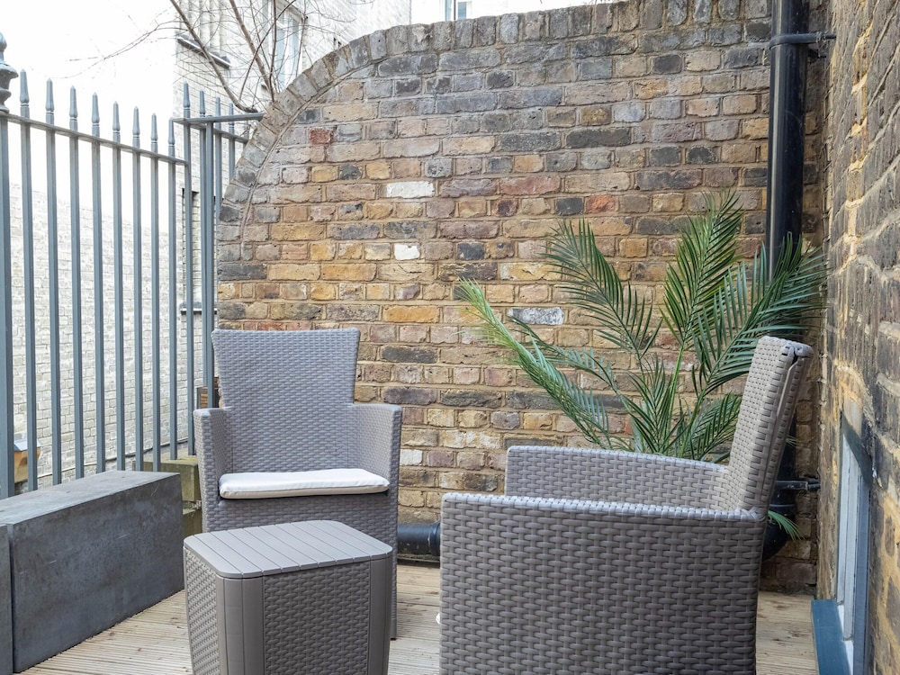 Liverpool St Three Bedroom Home Near Tube Station