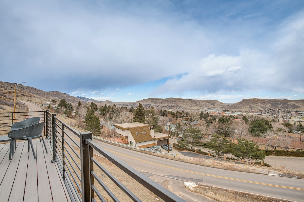 Walk to Trail: 'lookout Landing' Newly Built Home!