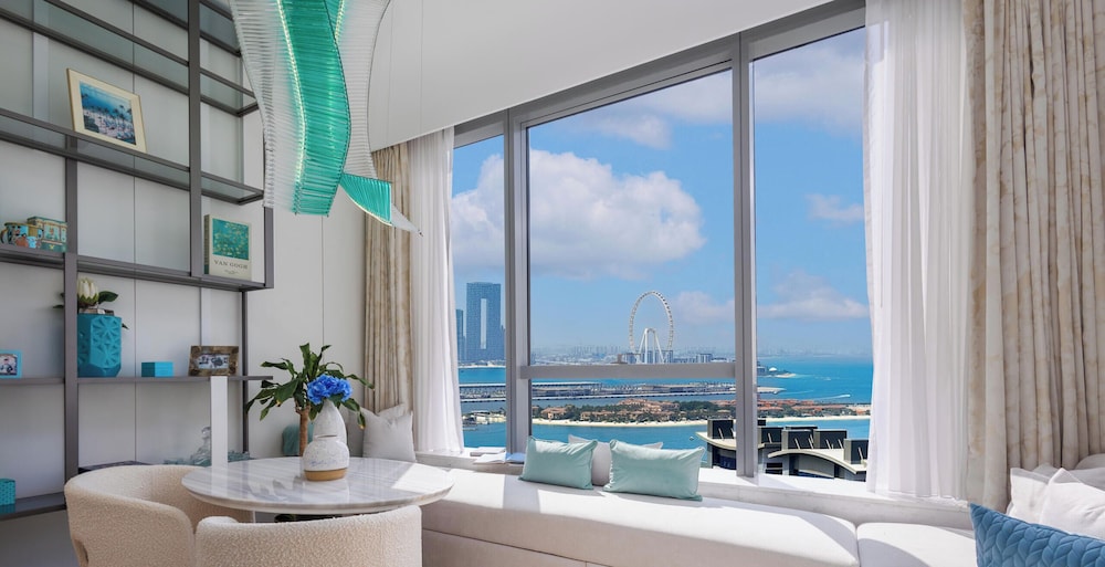 LUX Iconic Views at Palm Tower Studio 4
