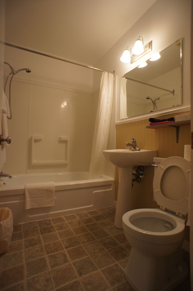 Fredericton Vacations - Silverwood Inn  Suites - Property Image 2