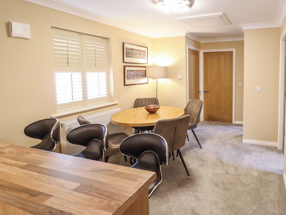 10 Mellor Way