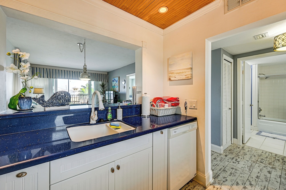 Steps to Naples Bay & Tin City: Condo w/ Pool!