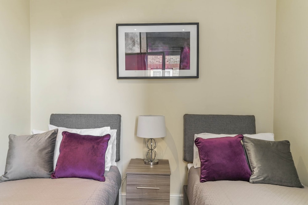 Luxury 2 Bedroom Apartments with Parking view 5
