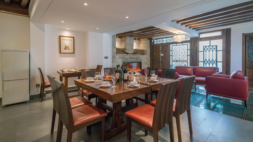 Lize Graceland Artistic Suite Inn