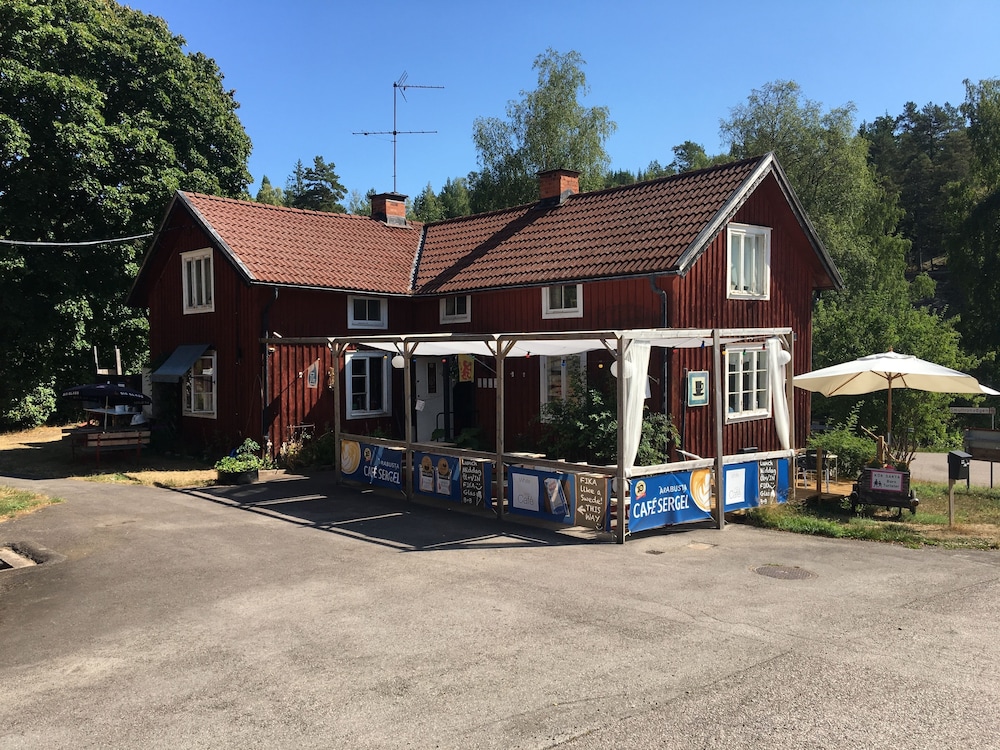 Cafe Sergel Bed & Breakfast