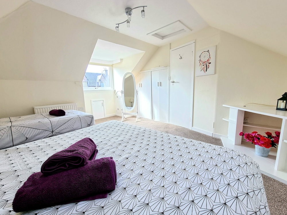 Spacious Serene Retreat in Highlands view 5