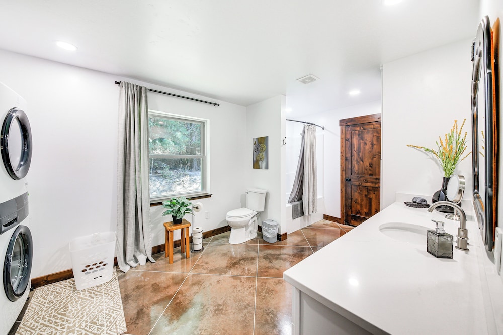Relax, Reconnect & Explore: Modern Idaho House!
