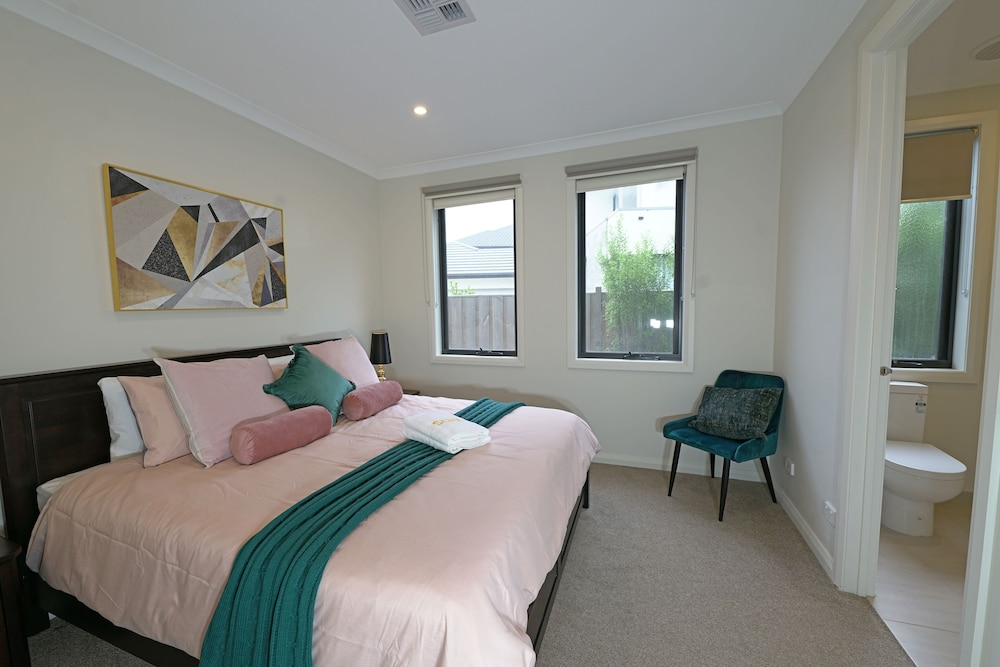 Luxury Waterfront SpaciousHouse Lakeview view 2