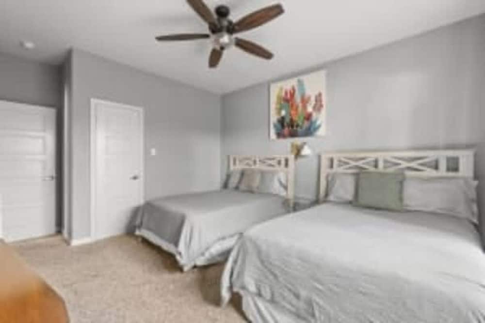 Large 3BD 2BR Lower Bishop Arts Near Downtown Dallas