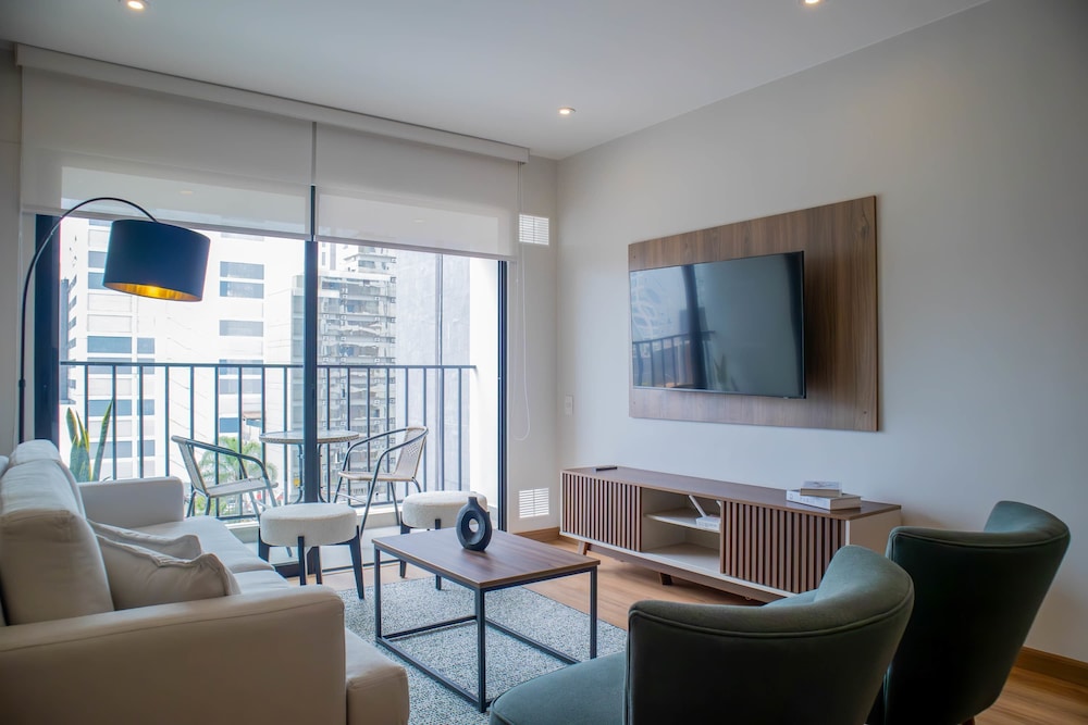 Beautiful 2BR With Fantastic Pool in Miraflores