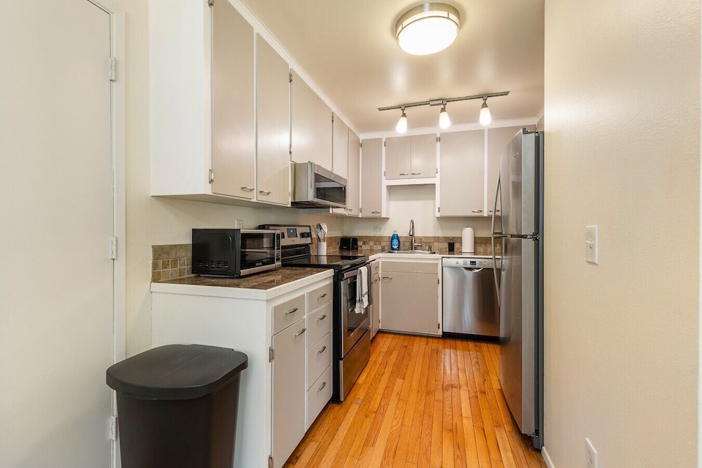 Family-friendly 2BR Home in Lynnwood w Parking