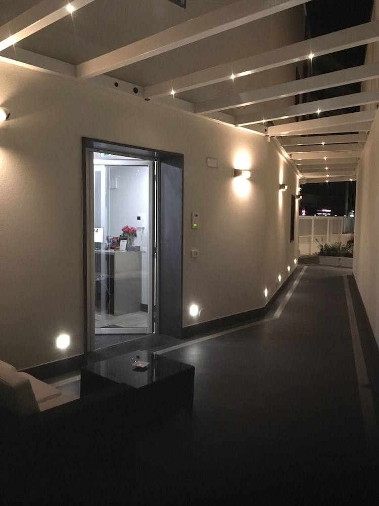 8 Room Hotel