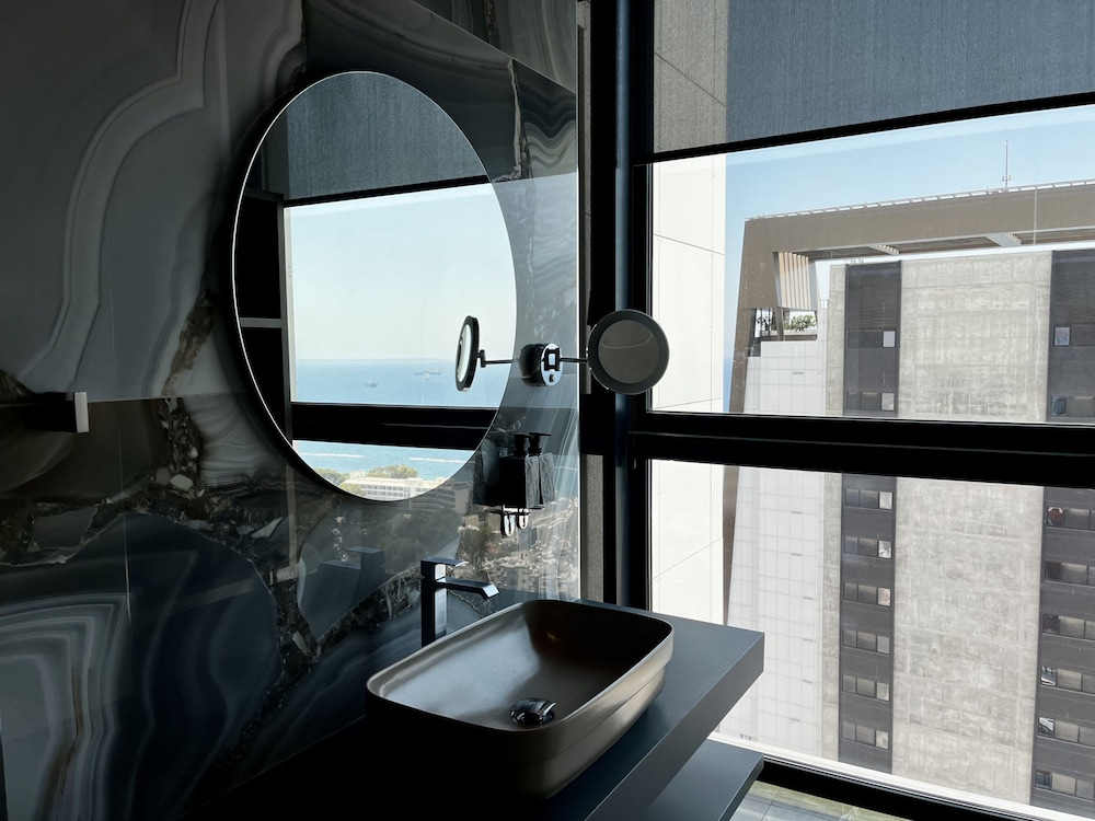 128 LIM - 2002 Stay Only Tower Suite