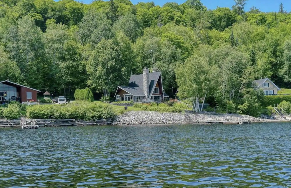 The Bison - Waterfront A-frame With Private Dock