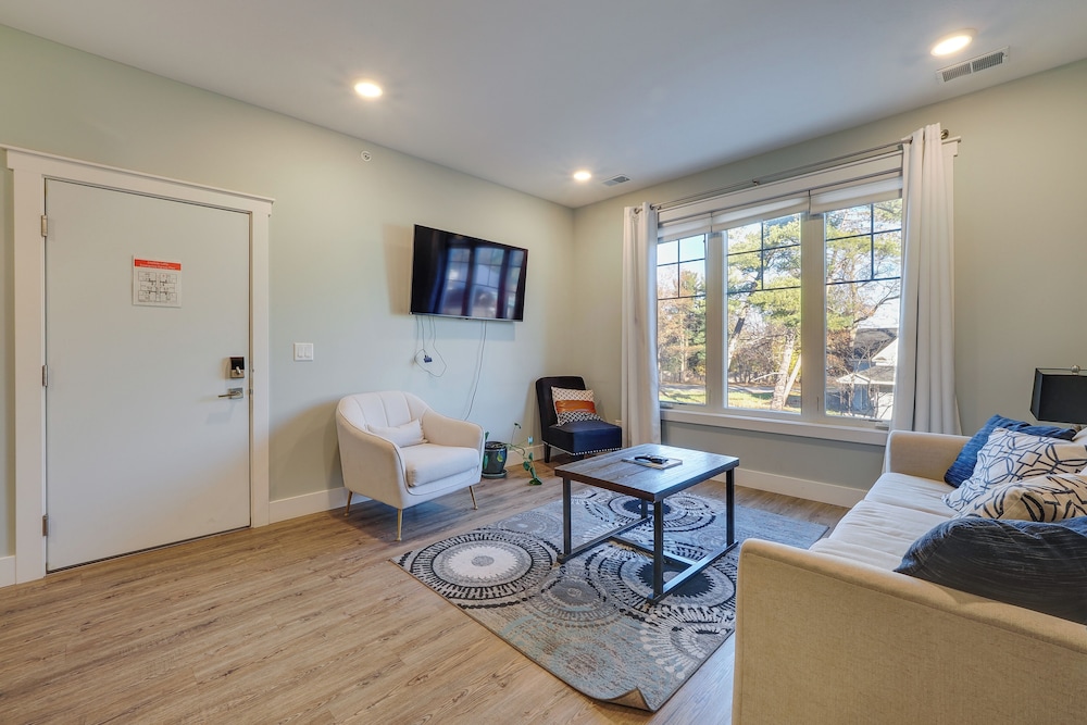 Walk to Front St! Traverse City Condo Near Skiing