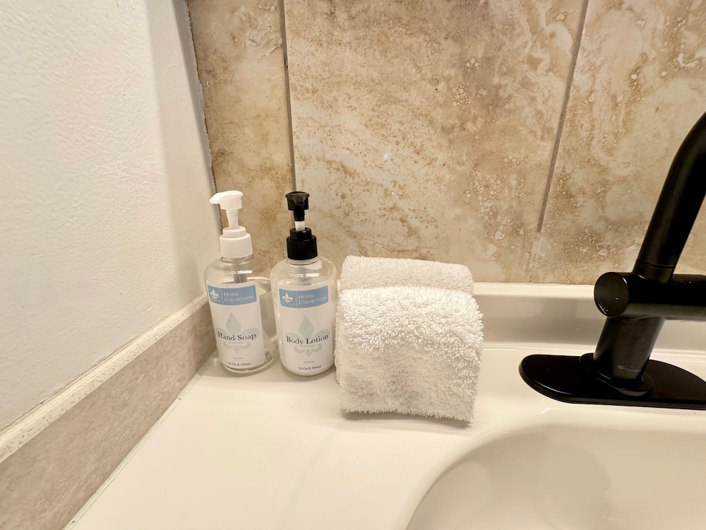 Islands Inn on the Drive - Panorama Suite - Queen Bed - A3