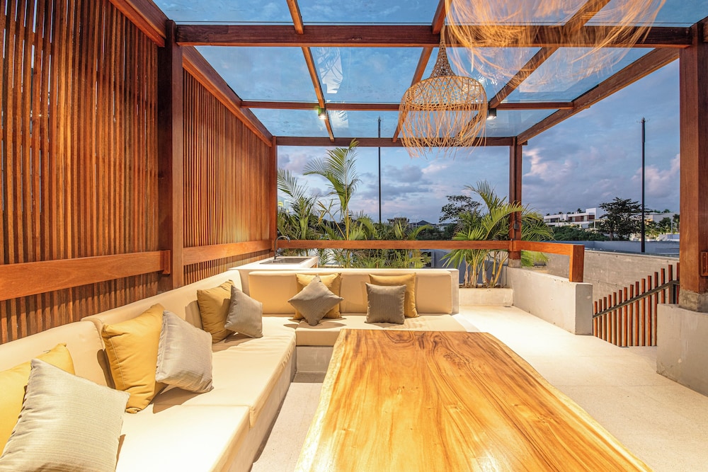 Modern 4BR Canggu Retreat Just 8mins to the Beach