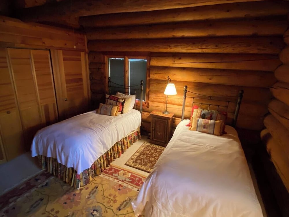 Two Bear Lodge on Lost Land Lake view 4