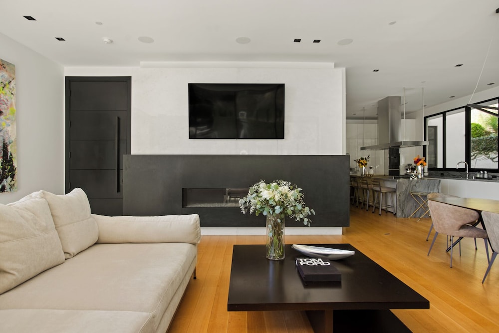 Belfast Estate - Mid-century Meets Modern - Luxe Poolside Villa