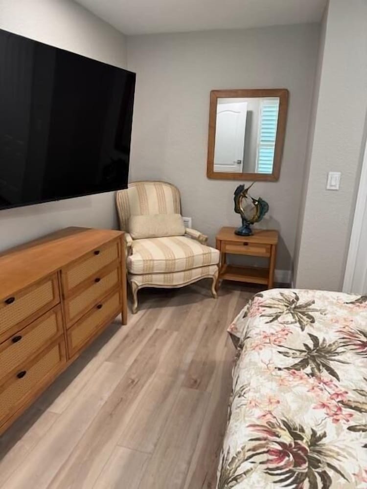 Punta Gorda Isles 4-Bedroom Private Pool+Spa Home on Canal 4 Home