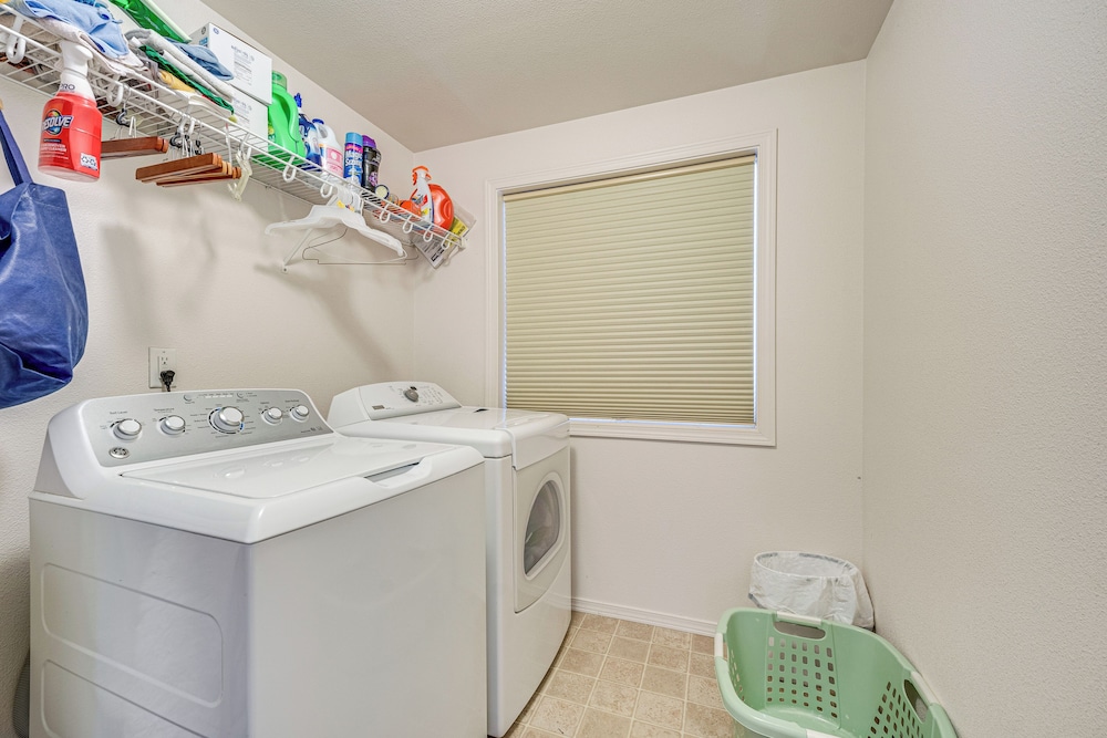 1 Mi to Moses Lake: Home w/ Private Yard & Hot Tub