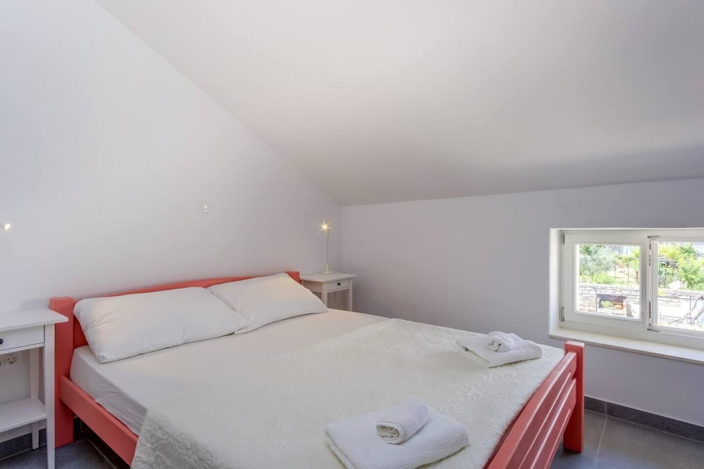 Impeccable 4-bed Apartment in Osor view 2