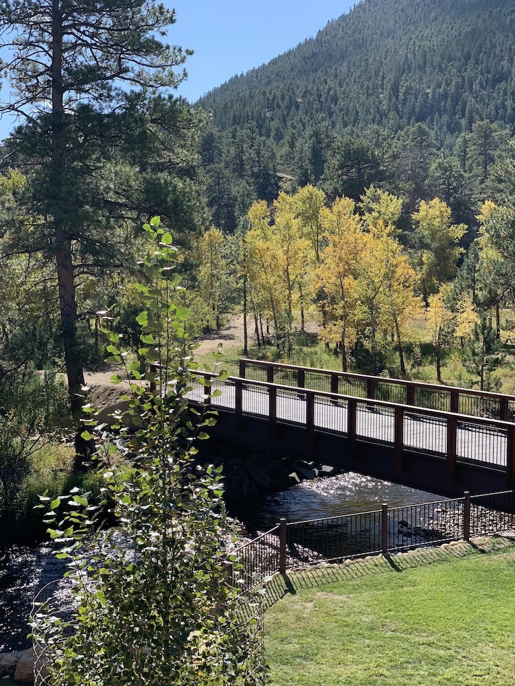 The Landing at Estes Park - Riverside Retreat